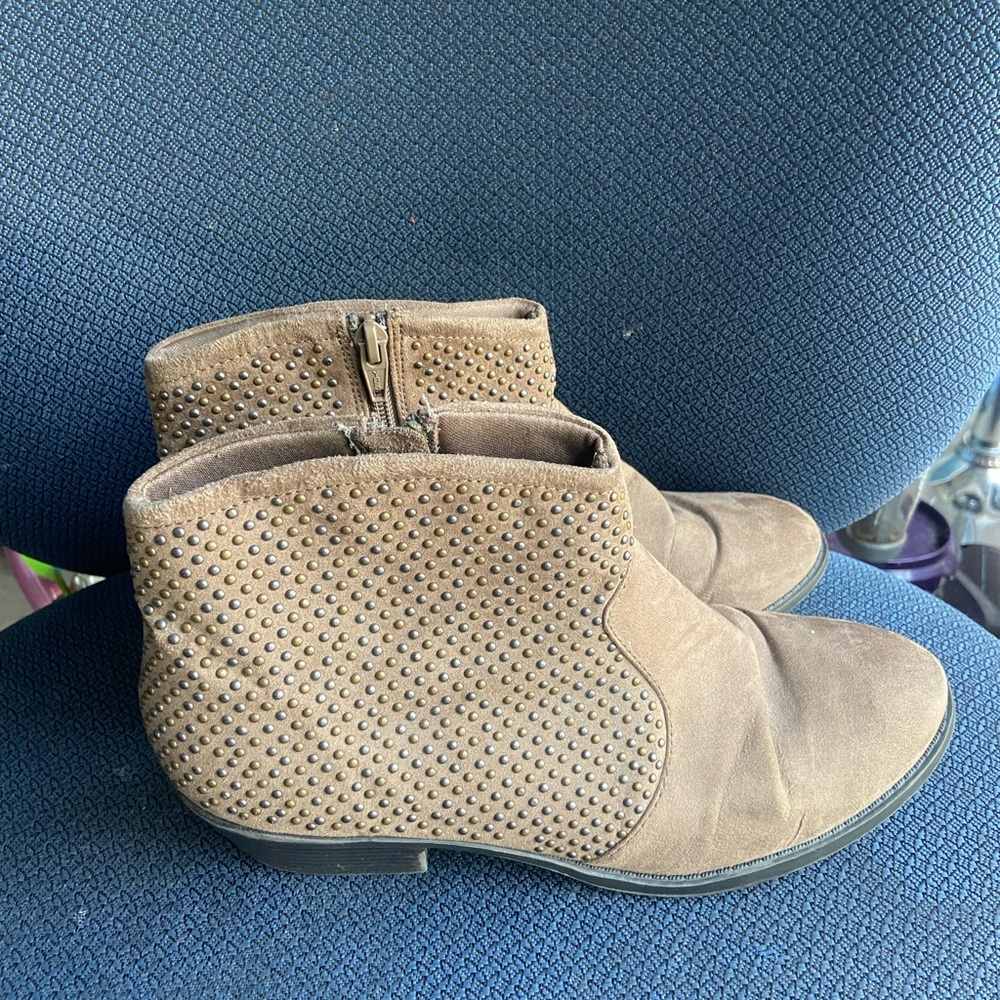 Mossimo Kristie Ankle Boots Taupe Metal Stud Side Zip Womens Size 5.5